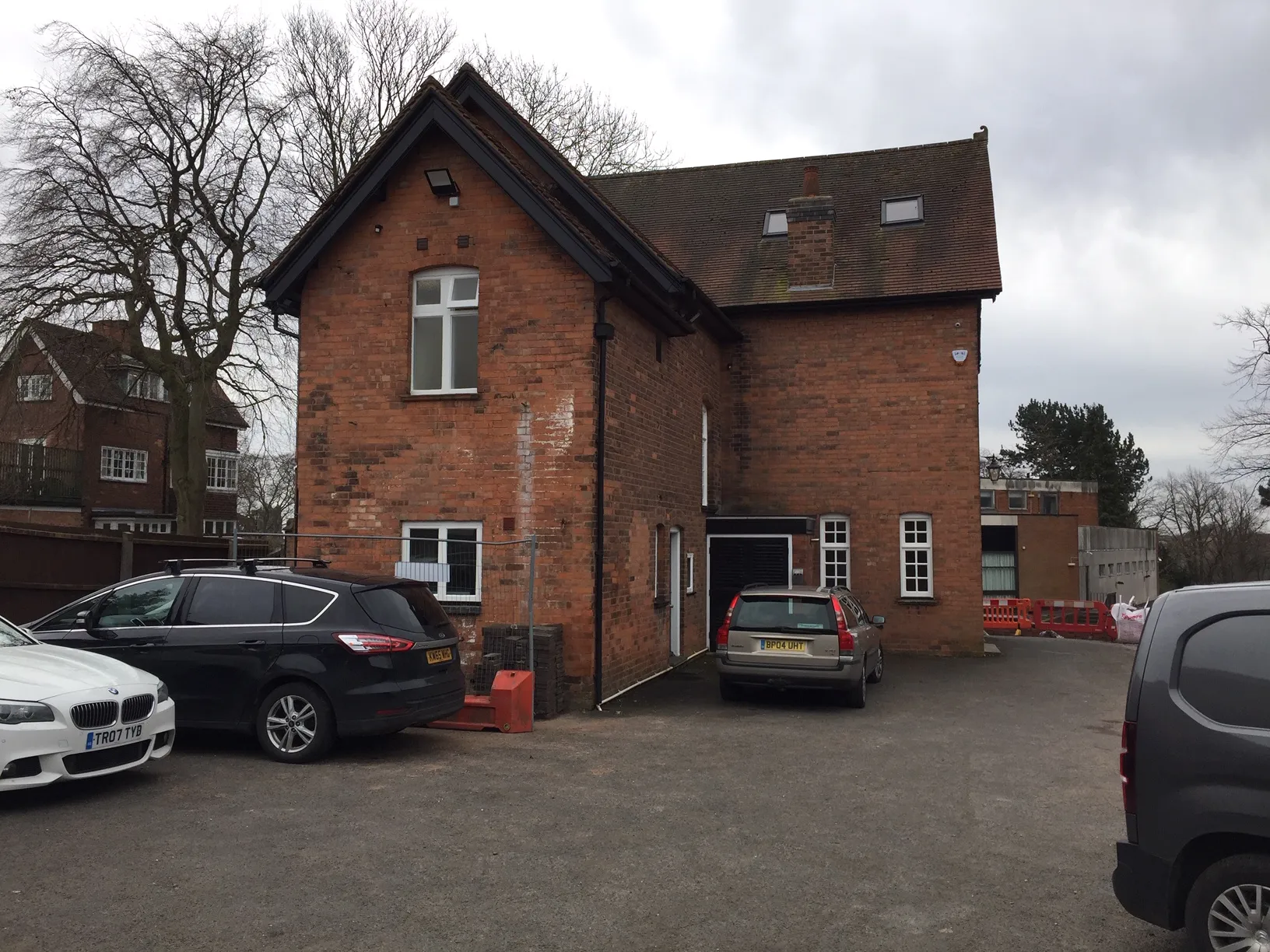 Photograph of existing office at the rear onto which the proposed 3 storey extension will join