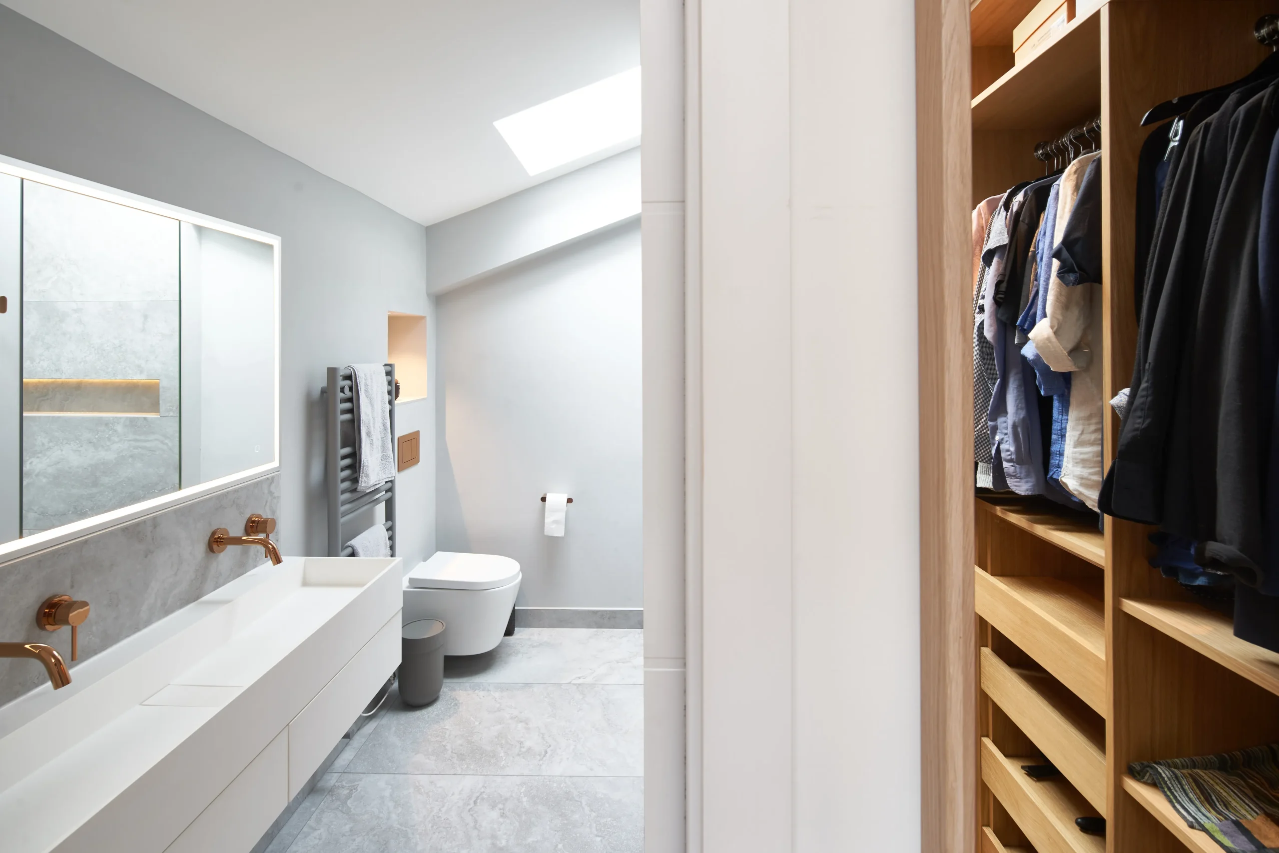 Walk in wardrobe accessing en suite